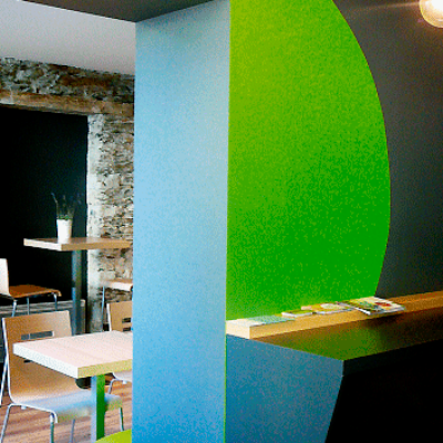 Mur coloré dans un restaurant rénové