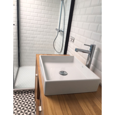 Meuble vasque salle de bain avec robinet design