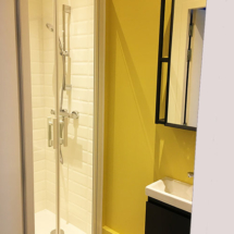 petite salle de bain jaune